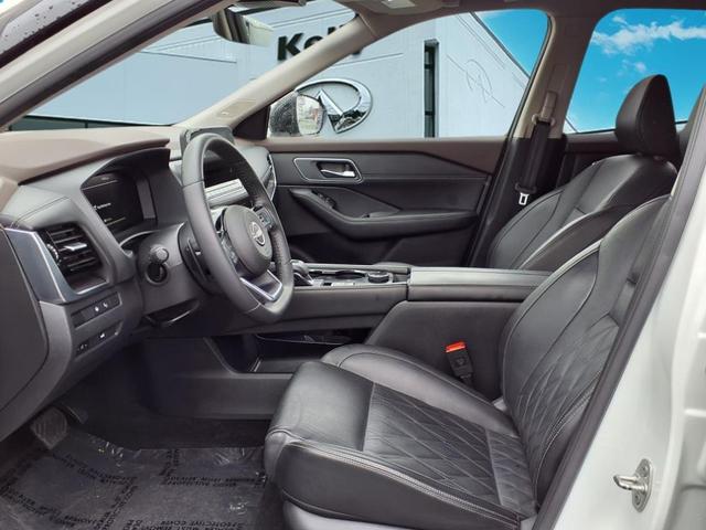 Photo of 2022 White / Black Nissan Rogue