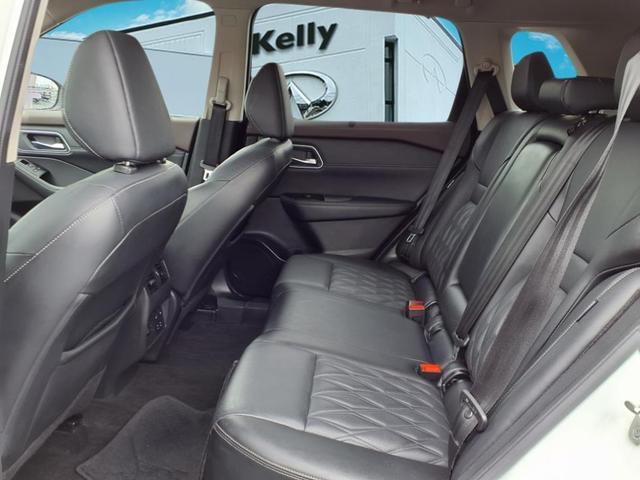 Photo of 2022 White / Black Nissan Rogue
