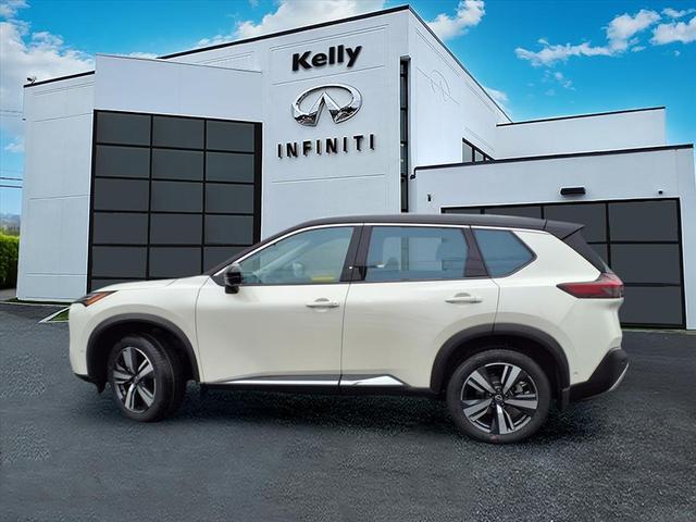 Photo of 2022 White / Black Nissan Rogue