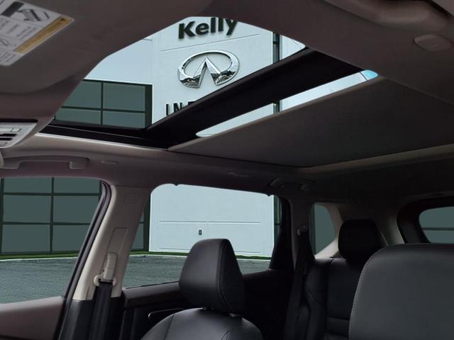 Photo of 2022 White / Black Nissan Rogue