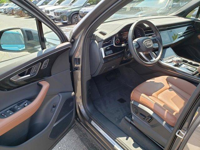 Photo of 2023 Gray Metallic Audi Q7