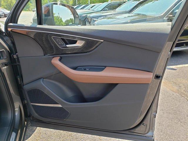 Photo of 2023 Gray Metallic Audi Q7