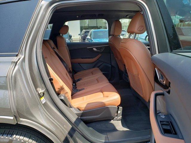 Photo of 2023 Gray Metallic Audi Q7