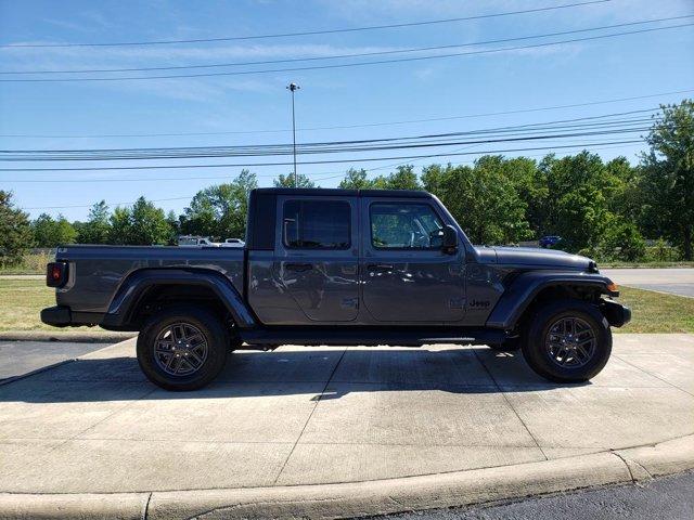 Photo of 2025 Granite Crystal Metallic Clearcoat Jeep Gladiator