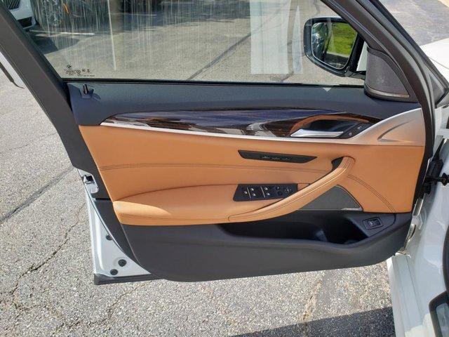 Photo of 2023 Alpine White BMW 540