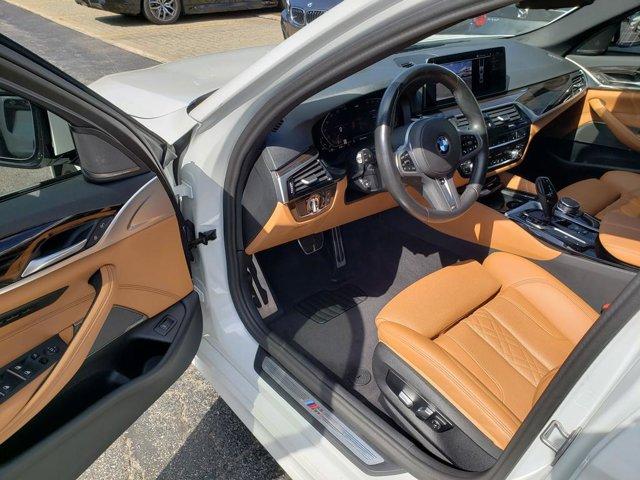 Photo of 2023 Alpine White BMW 540
