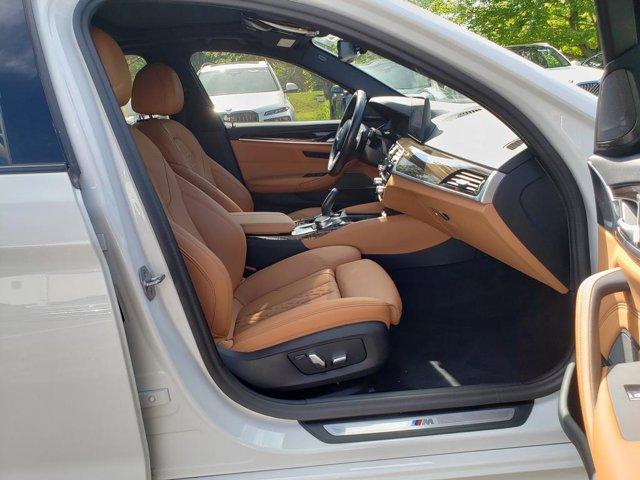 Photo of 2023 Alpine White BMW 540