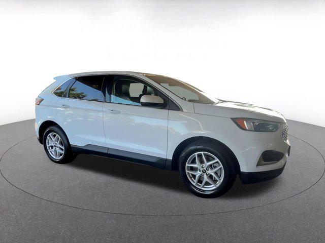 Photo of 2024 Oxford White Ford Edge