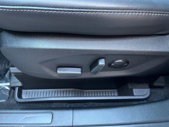 Photo of 2024 Oxford White Ford Edge