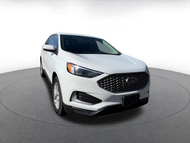 Photo of 2024 Oxford White Ford Edge