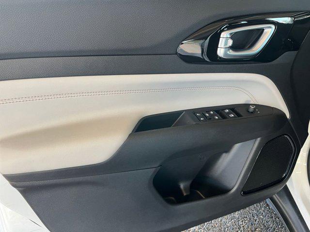Photo of 2025 Bright White Clearcoat Jeep Compass