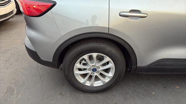Photo of 2021 Iconic Silver Metallic Ford Escape