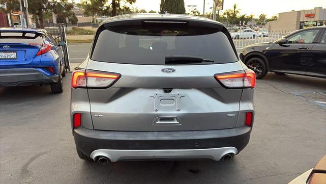 Photo of 2021 Iconic Silver Metallic Ford Escape