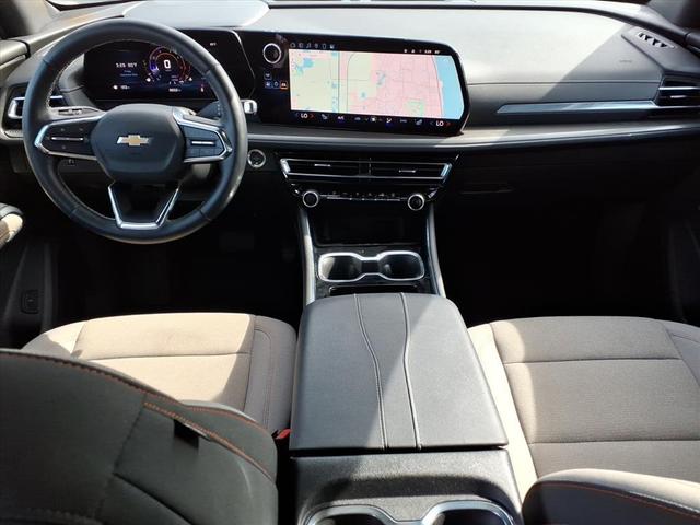 Photo of 2025 Summit White Chevrolet Traverse