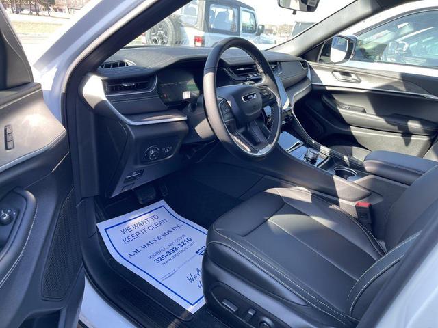 Photo of 2025 Bright White CL Jeep Grand Cherokee