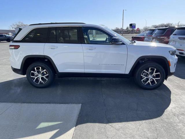 Photo of 2025 Bright White CL Jeep Grand Cherokee