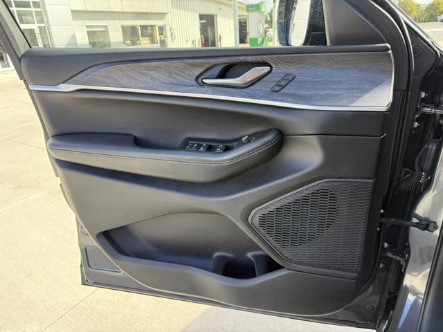 Photo of 2023 Baltic Gray Metallic Clearcoat Jeep Grand Cherokee