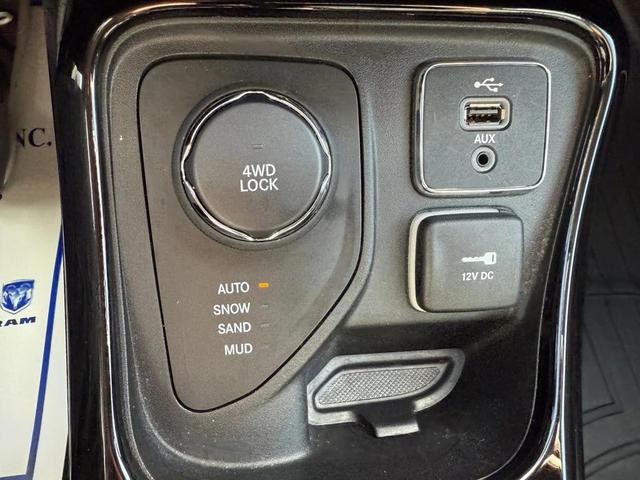 Photo of 2018 White Clearcoat Jeep Compass