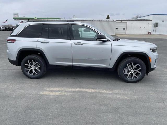 Photo of 2025 Silver Zynith Jeep Grand Cherokee