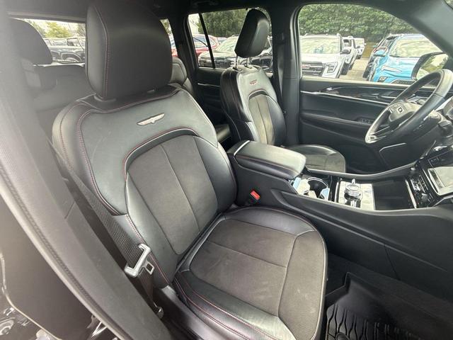 Photo of 2022 Diamond Black Crystal Pearlcoat Jeep Grand Cherokee