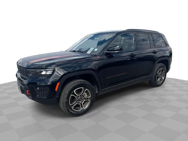 Photo of 2022 Diamond Black Crystal Pearlcoat Jeep Grand Cherokee
