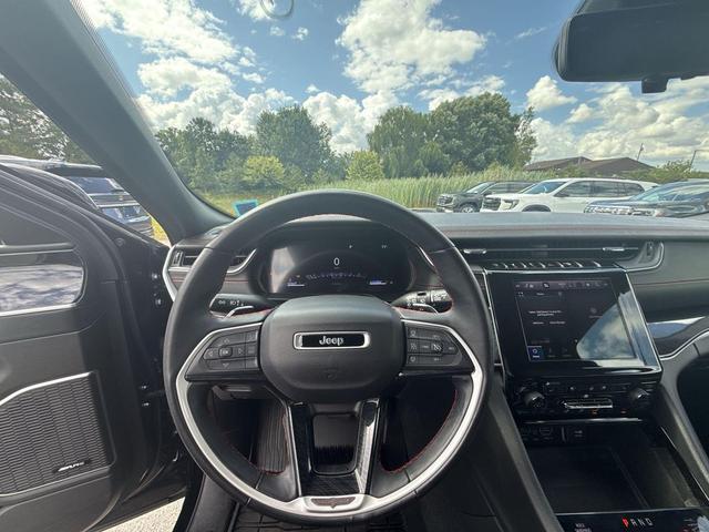 Photo of 2022 Diamond Black Crystal Pearlcoat Jeep Grand Cherokee