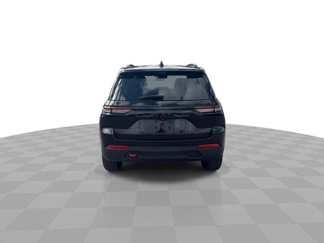 Photo of 2022 Diamond Black Crystal Pearlcoat Jeep Grand Cherokee