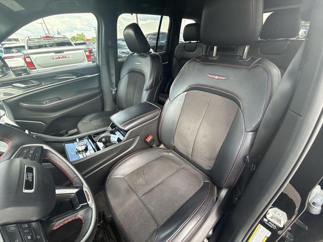 Photo of 2022 Diamond Black Crystal Pearlcoat Jeep Grand Cherokee