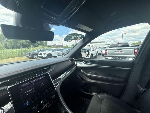 Photo of 2022 Diamond Black Crystal Pearlcoat Jeep Grand Cherokee