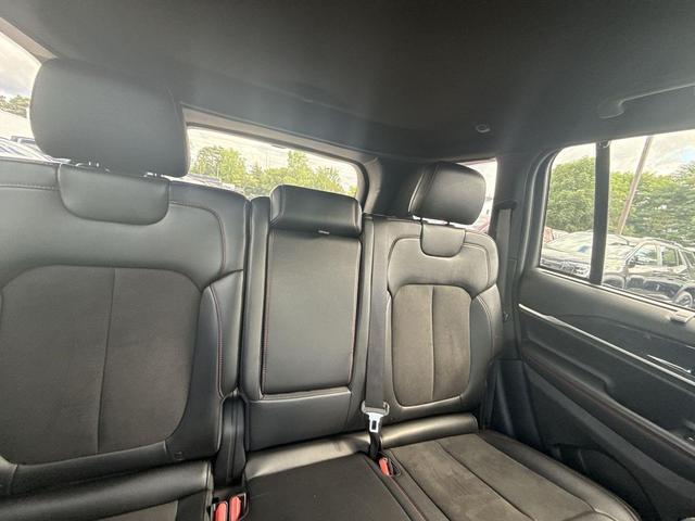 Photo of 2022 Diamond Black Crystal Pearlcoat Jeep Grand Cherokee