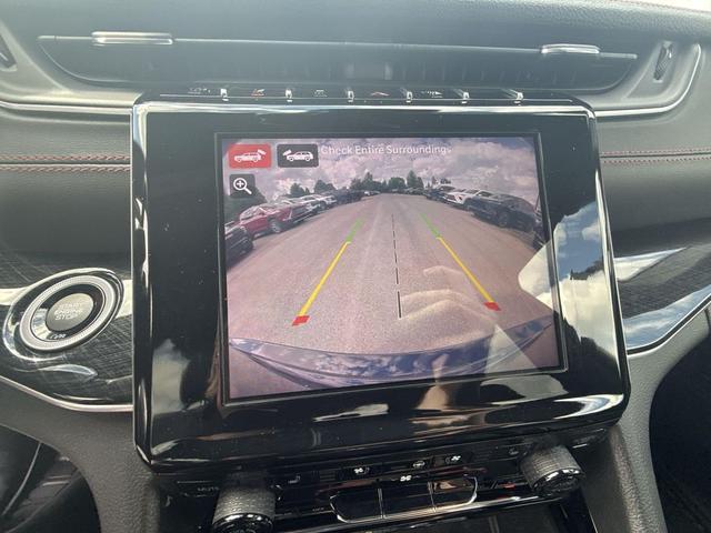 Photo of 2022 Diamond Black Crystal Pearlcoat Jeep Grand Cherokee