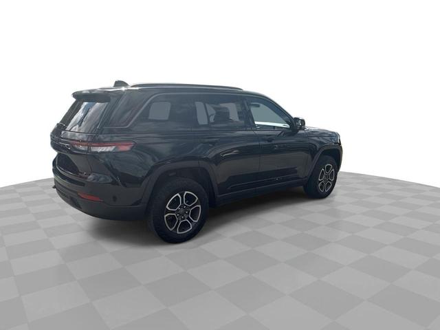 Photo of 2022 Diamond Black Crystal Pearlcoat Jeep Grand Cherokee