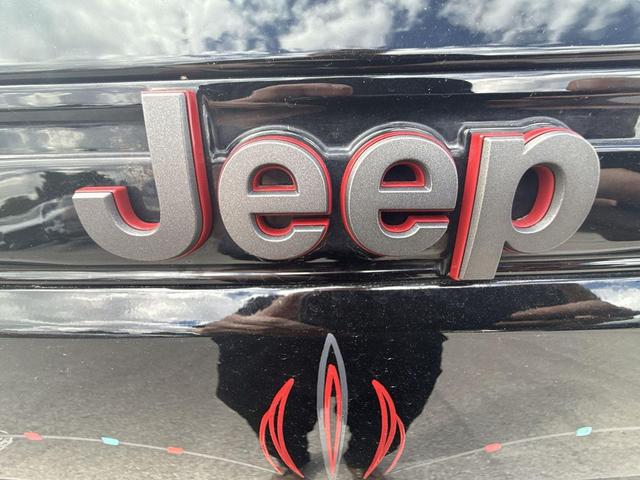 Photo of 2022 Diamond Black Crystal Pearlcoat Jeep Grand Cherokee