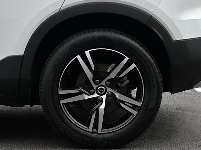 Photo of 2025 Crystal White Pearl Volvo XC40