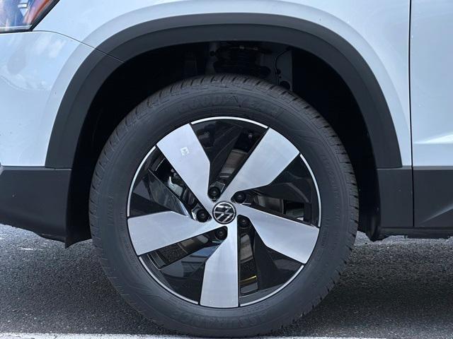 Photo of 2025 Pure White Volkswagen Taos