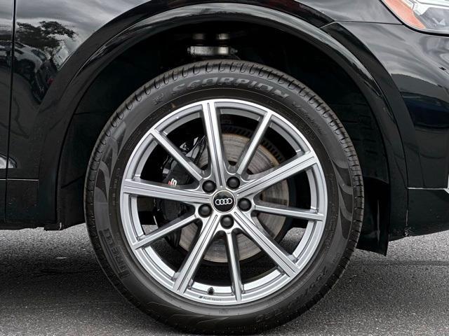 Photo of 2022 Mythos Black Metallic Audi SQ5
