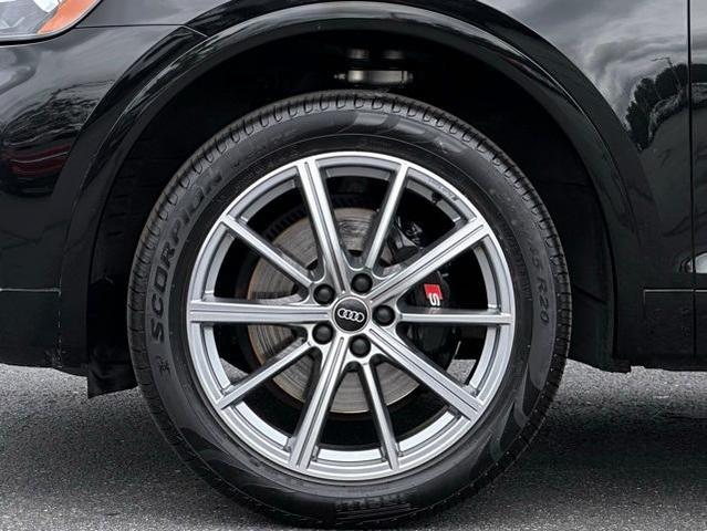 Photo of 2022 Mythos Black Metallic Audi SQ5