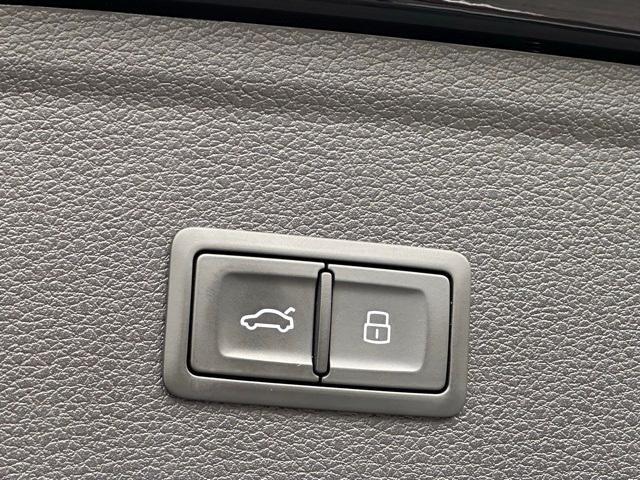 Photo of 2022 Mythos Black Metallic Audi SQ5
