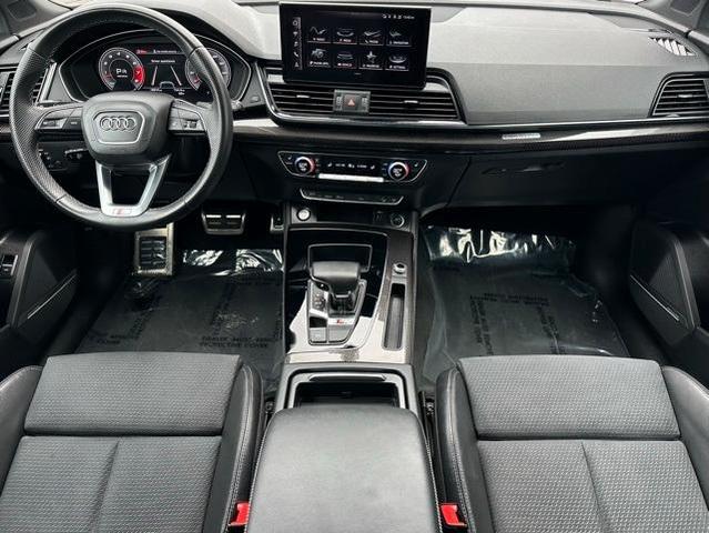 Photo of 2022 Mythos Black Metallic Audi SQ5