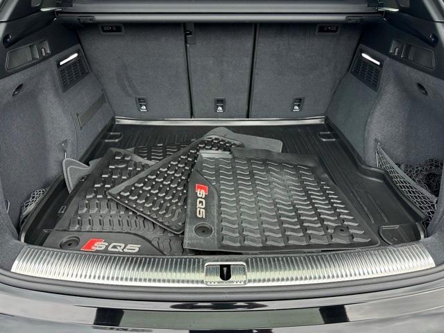 Photo of 2022 Mythos Black Metallic Audi SQ5