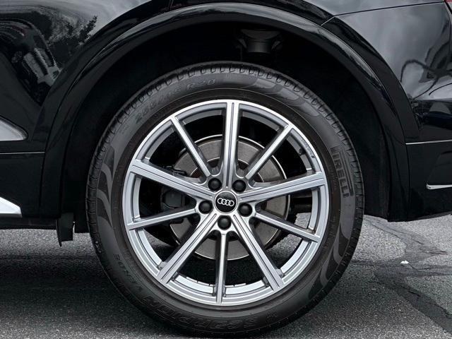 Photo of 2022 Mythos Black Metallic Audi SQ5