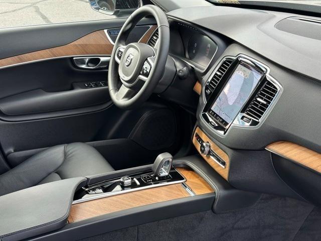 Photo of 2025 Onyx Black Metallic Volvo XC90