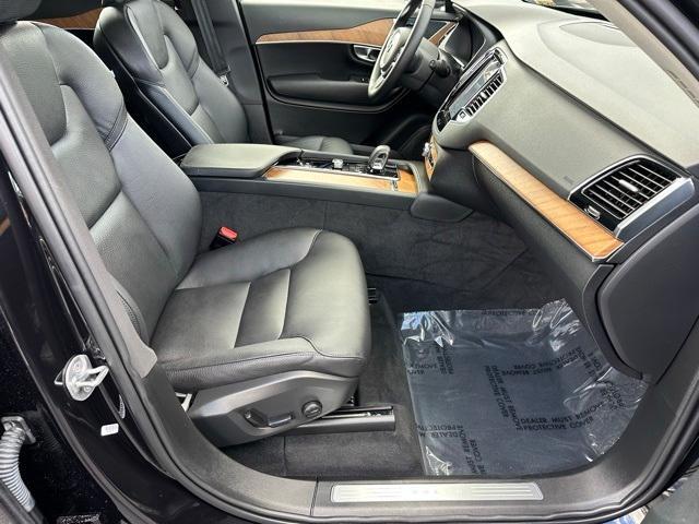 Photo of 2025 Onyx Black Metallic Volvo XC90
