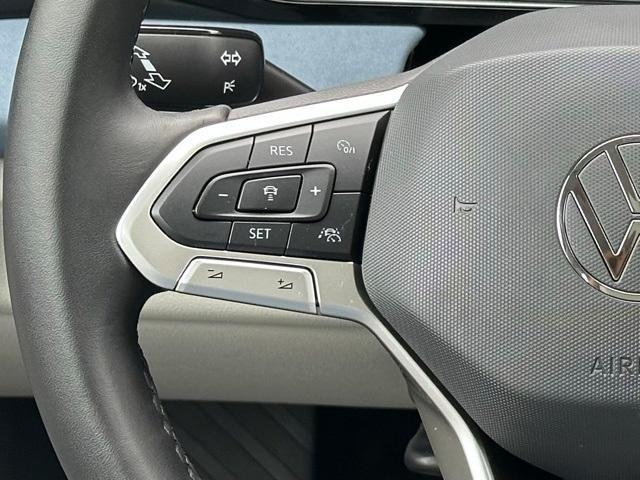 Photo of 2025 Deep Black Pearl Effect Volkswagen Jetta