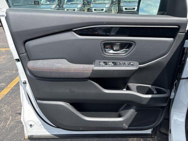 Photo of 2025 Platinum White Pearl Honda Pilot