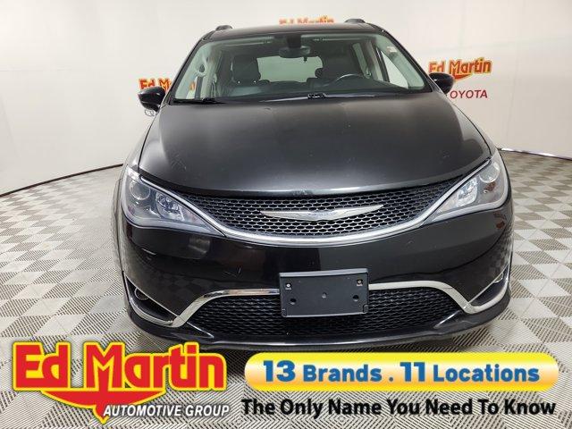Photo of 2017 Brilliant Black Crystal Pearlcoat Chrysler Pacifica