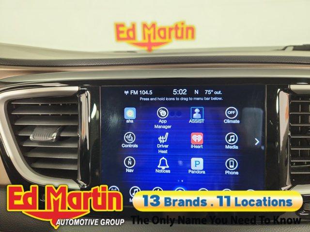 Photo of 2017 Brilliant Black Crystal Pearlcoat Chrysler Pacifica