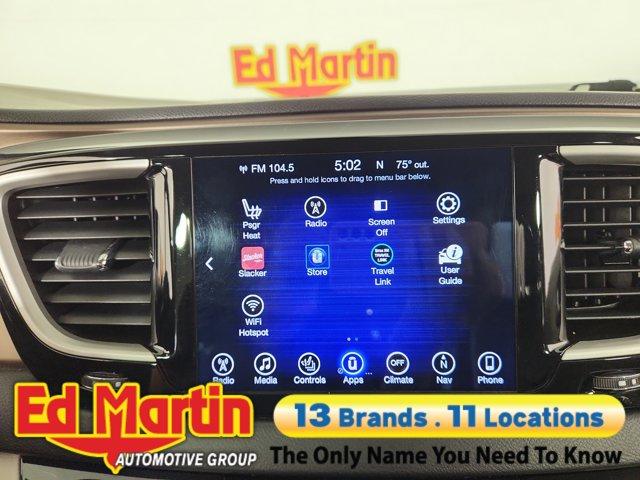 Photo of 2017 Brilliant Black Crystal Pearlcoat Chrysler Pacifica
