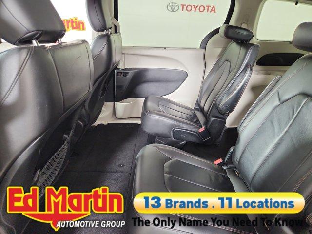 Photo of 2017 Brilliant Black Crystal Pearlcoat Chrysler Pacifica