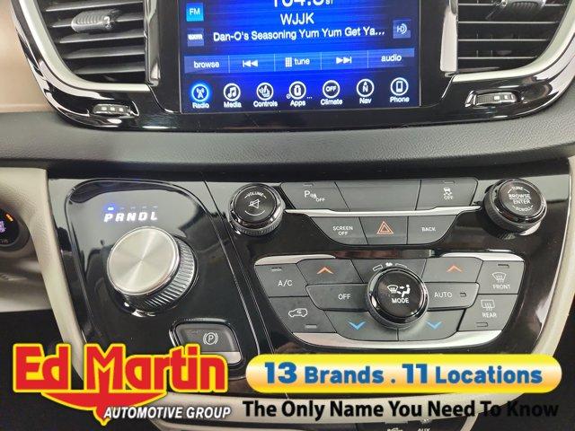 Photo of 2017 Brilliant Black Crystal Pearlcoat Chrysler Pacifica